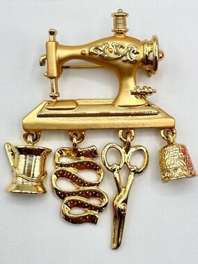 Vintage Danecraft Sewing Machine Brooch Dangling Charms Matte & Shiny Gold Tone